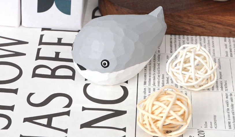 Gros plan sur le veinage du bois utilisé pour sculpter une baleine.