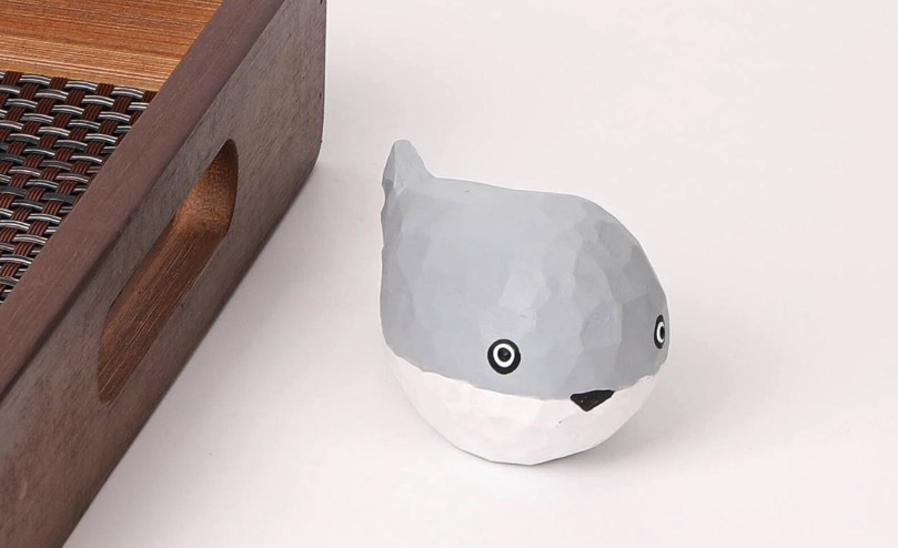 Une baleine en bois pendant la sculpture, avec une texture d’outil visible.